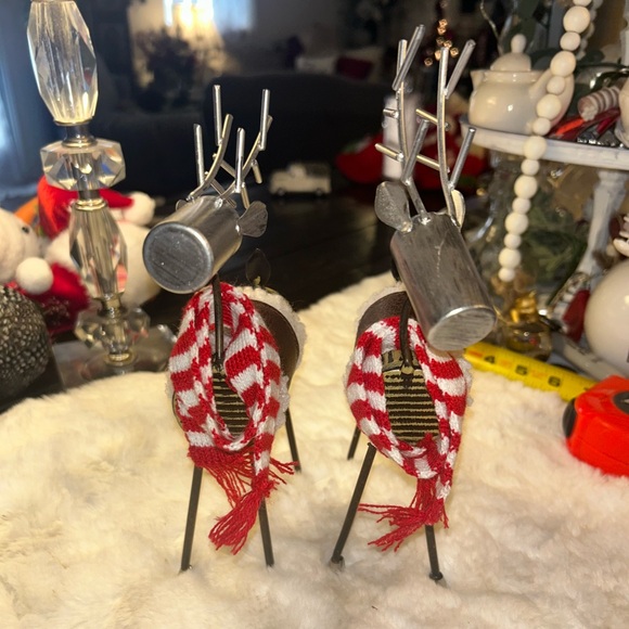 2 Winter metal reindeer figures, each approximately 9 inches tall - Picture 3 of 8